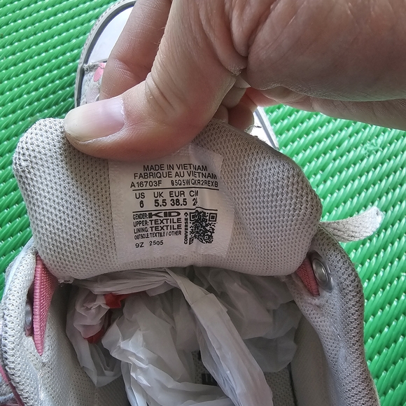 Converse Sneakers Size 6 - Picture 4 of 4